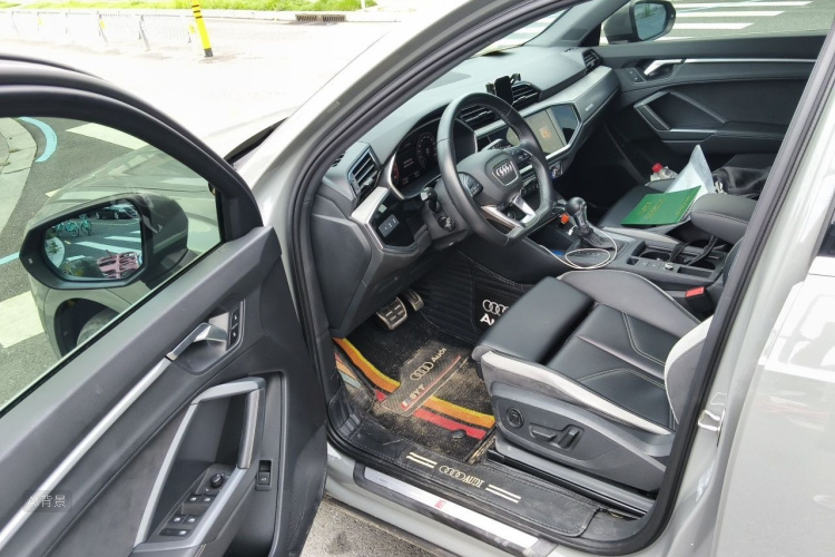 Audi Q3 2023 car image #18