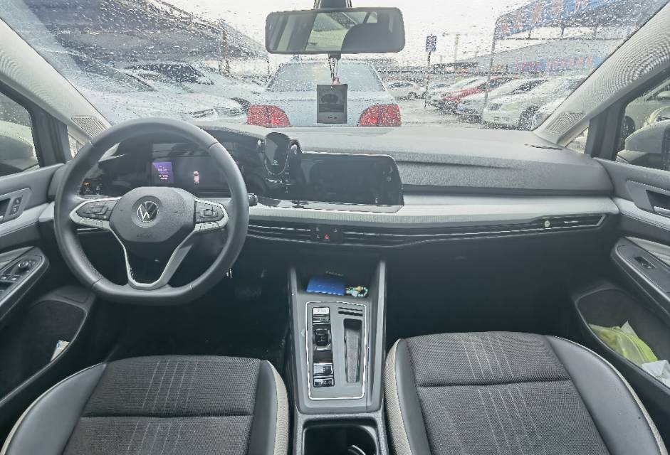 Volkswagen Golf 2023 immagine di auto #3