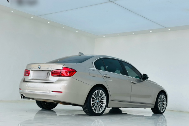 BMW 3 Series 2019 car image #8