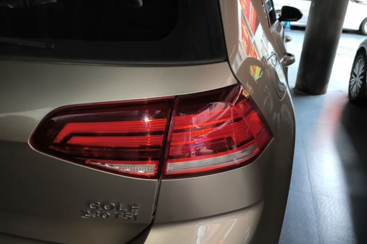 Volkswagen Golf 2018 car image #8