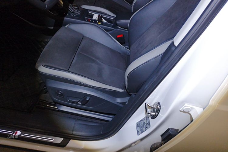 Audi Q3 2020 car image #17