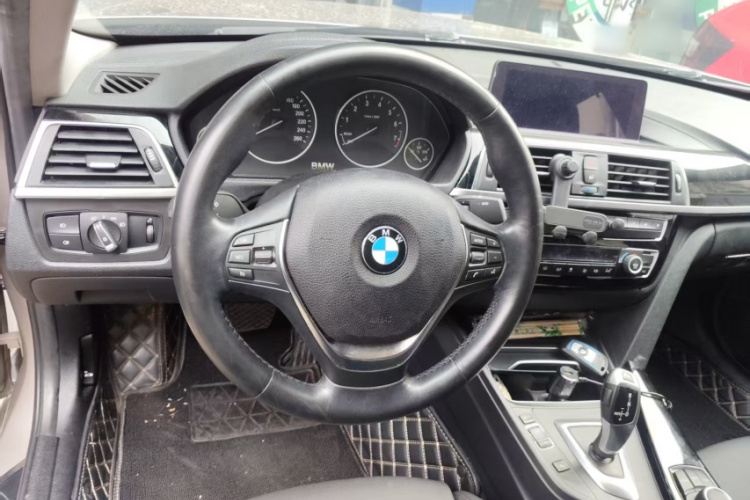 BMW 3 Series 2018 immagine di auto #15