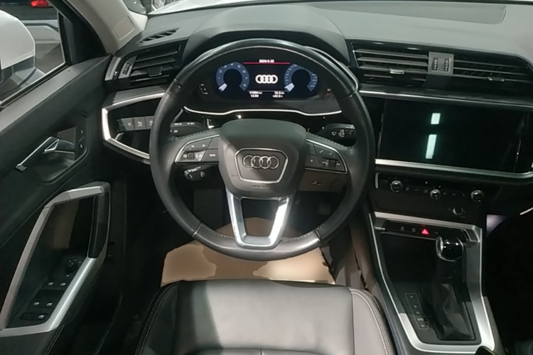 Audi Q3 2021 car image #11