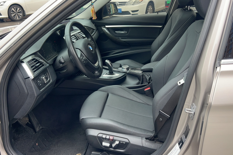 BMW 3 Series 2018 car image #18