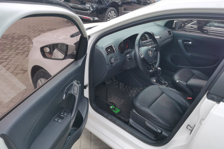 Volkswagen Polo 2018 car image #16