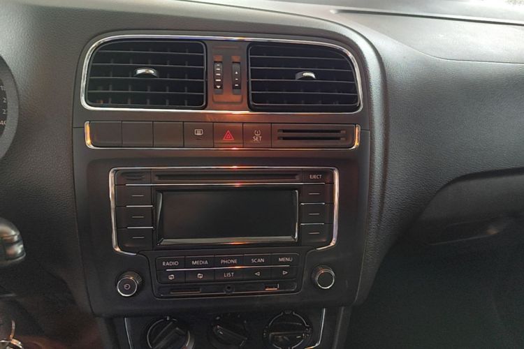 Volkswagen Polo 2016 car image #13
