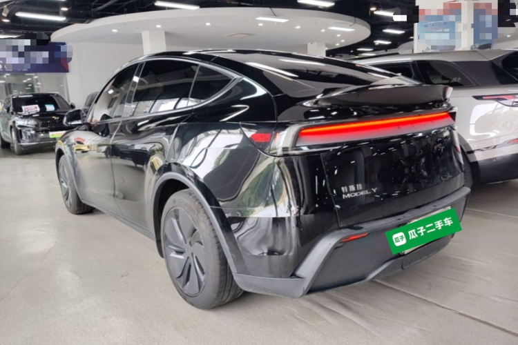 Tesla Model Y 2025 #5 Tesla Model Y 2025 car image #5