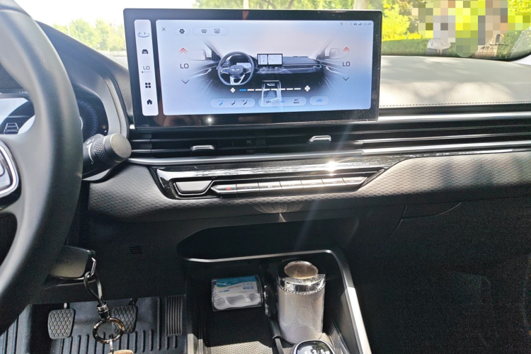 GEELY Emgrand 2025 immagine di auto #13