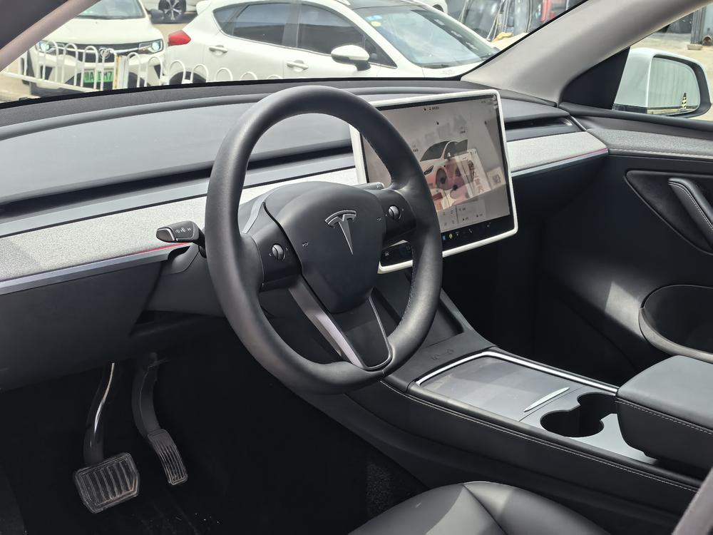 Tesla Model Y 2024 car image #13