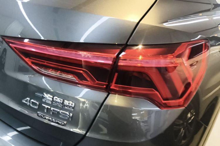 Audi Q3 2022 car image #8