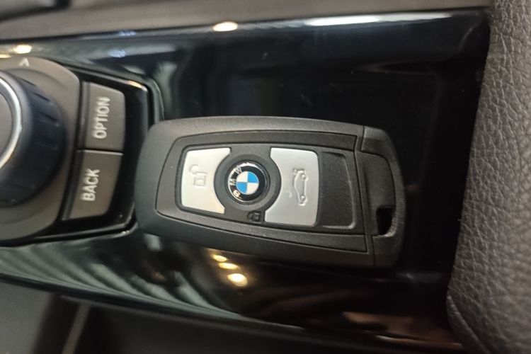 BMW 3 Series 2018 #9 BMW 3 Series 2018 car image #9