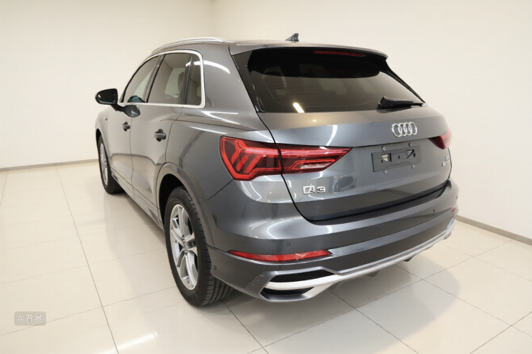 Audi Q3 2022 car image #5