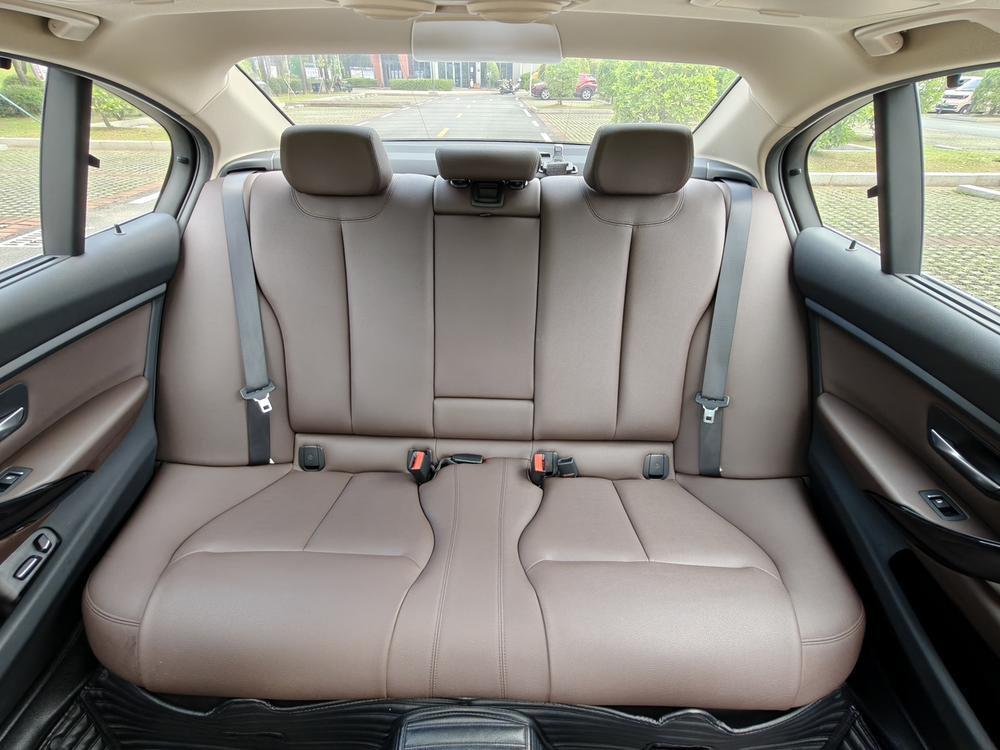 BMW 3 Series 2019 car image #20