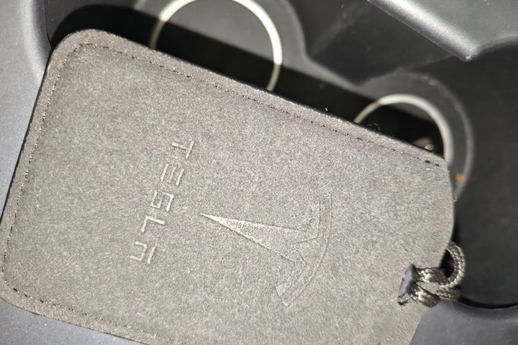 Tesla Model Y 2023 car image #9