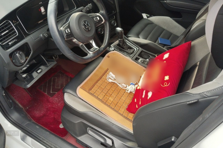 Volkswagen Golf 2020 car image #17