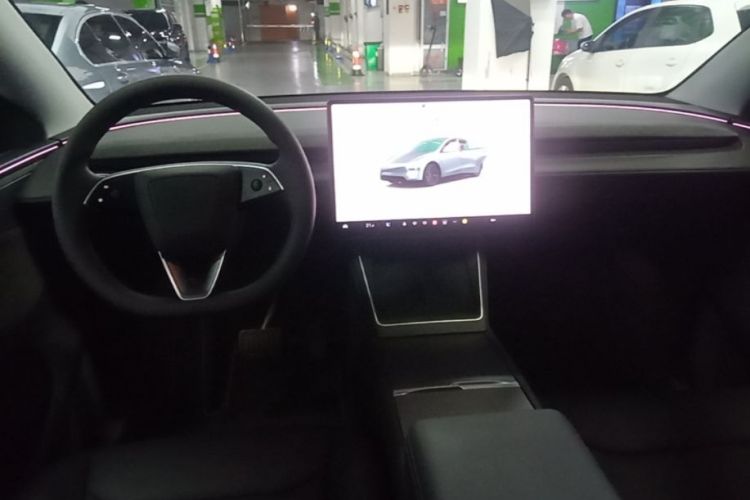 Tesla Model Y 2025 #10 Tesla Model Y 2025 car image #10