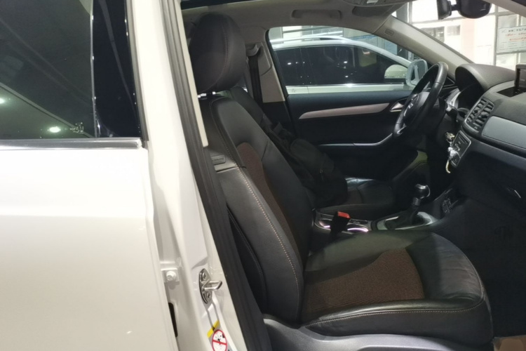 Audi Q3 2018 car image #24