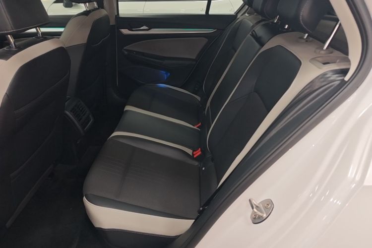 Volkswagen Golf 2021 car image #17