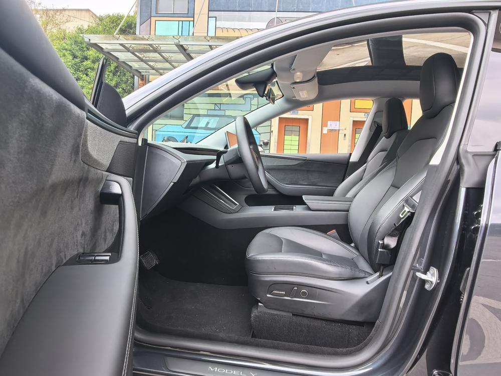 Tesla Model Y 2025 #19 Tesla Model Y 2025 car image #19