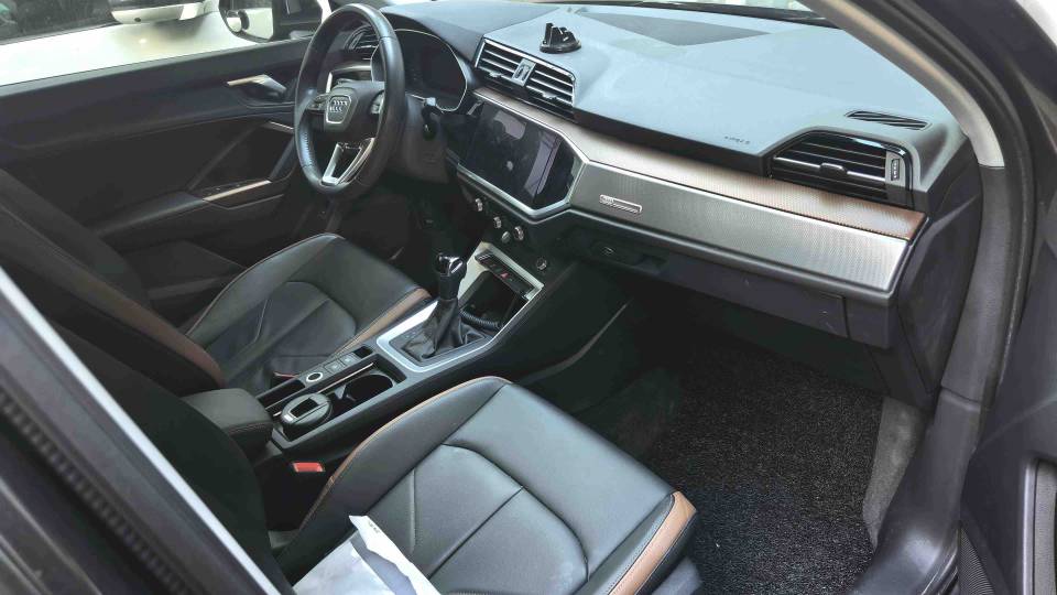 Audi Q3 2020 car image #2
