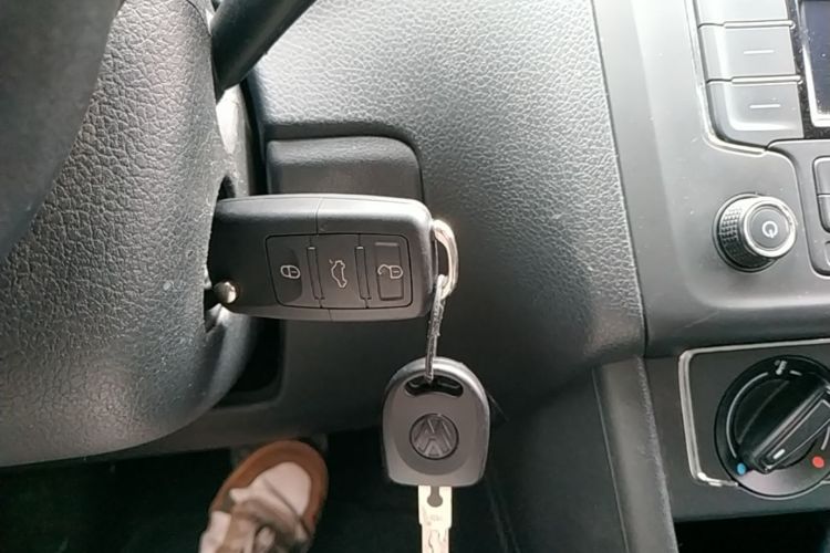 Volkswagen Polo 2016 car image #9