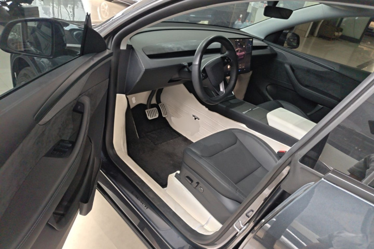 Tesla Model Y 2025 #16 Tesla Model Y 2025 car image #16