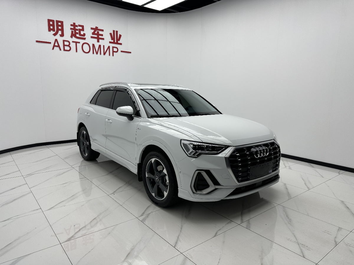 Audi Q3 2023 car image #3