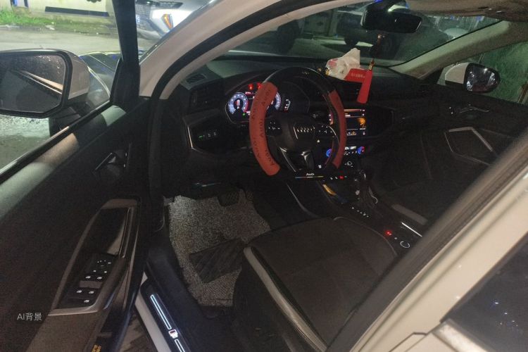 Audi Q3 2020 car image #18