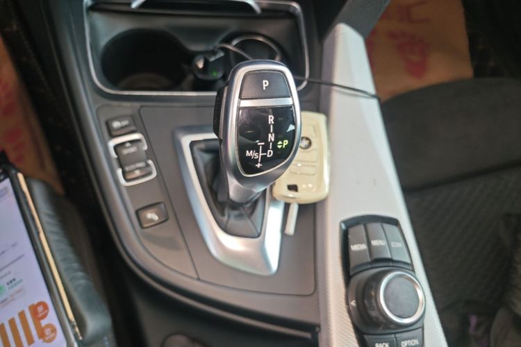 BMW 3 Series 2018 #14 BMW 3 Series 2018 car image #14