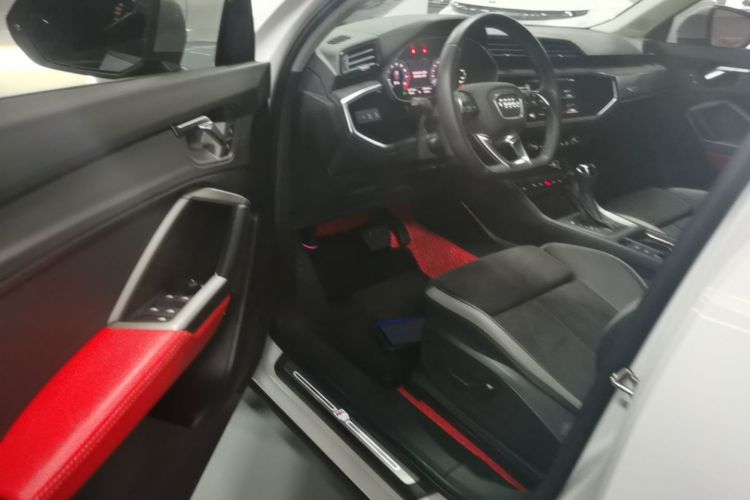 Audi Q3 2021 car image #16