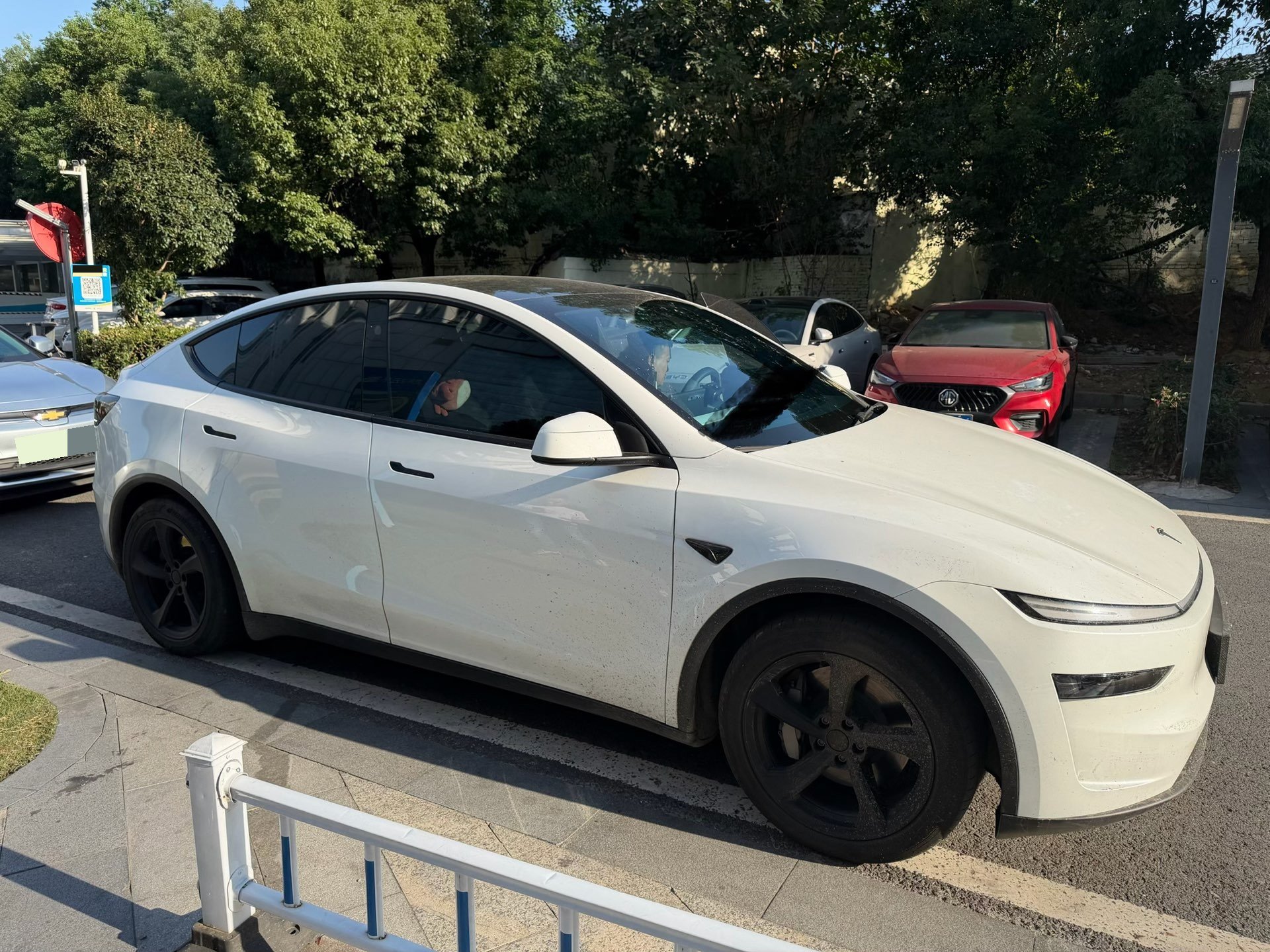 Tesla Model Y 2026 immagine di auto #5