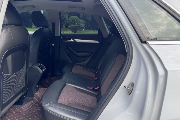 Audi Q3 2017 car image #13