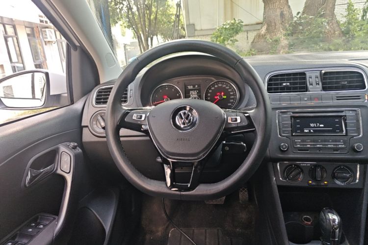 Volkswagen Polo 2016 car image #11