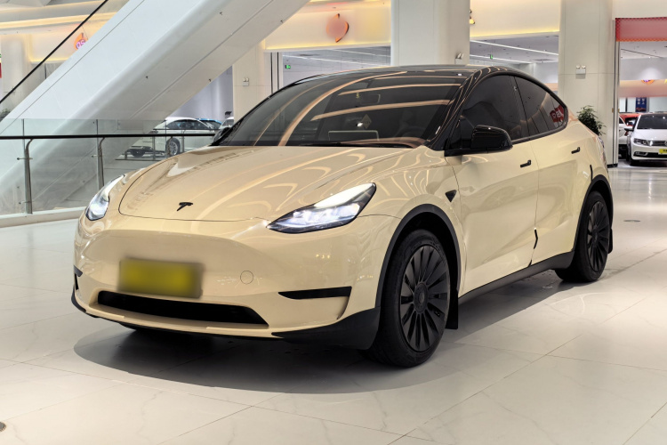 Tesla Model Y 2023 car image #2