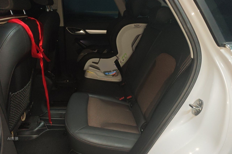 Audi Q3 2019 car image #19