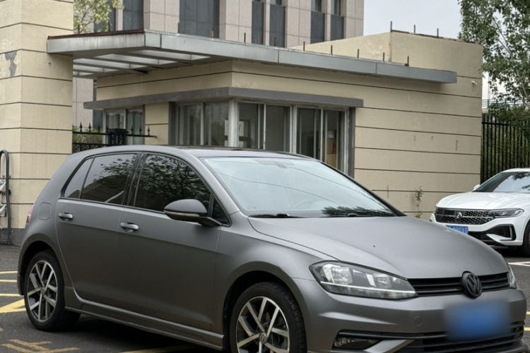 Volkswagen Golf 2018 car image #3