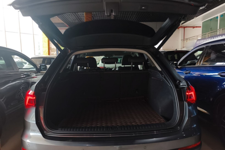 Audi Q3 2020 car image #21