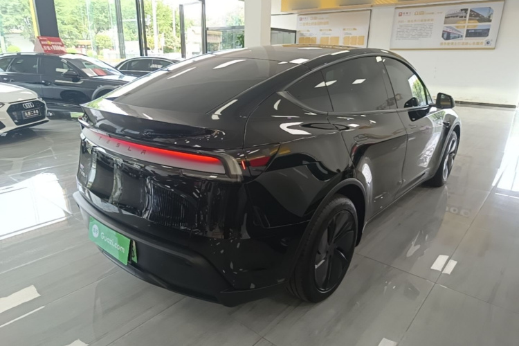 Tesla Model Y 2026 #7 Tesla Model Y 2026 car image #7