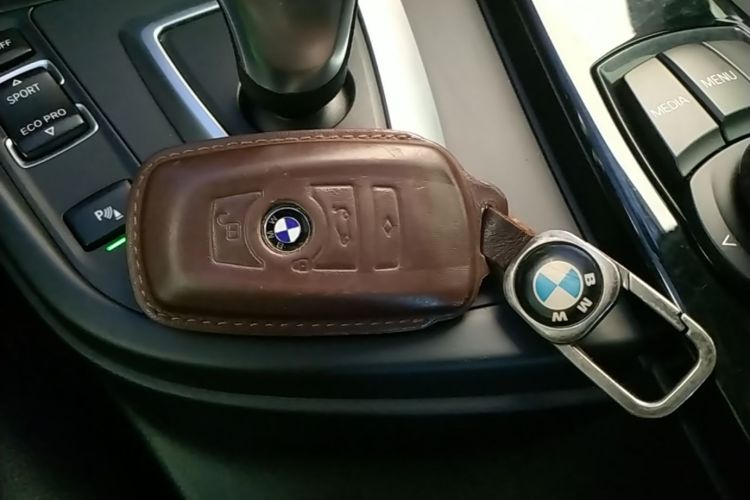 BMW 3 Series 2018 car image #9