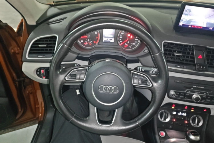 Audi Q3 2016 car image #11