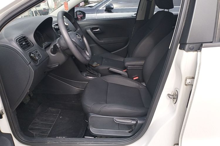 Volkswagen Polo 2017 car image #15