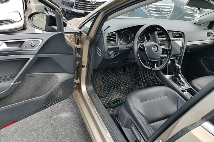 Volkswagen Golf 2017 car image #16