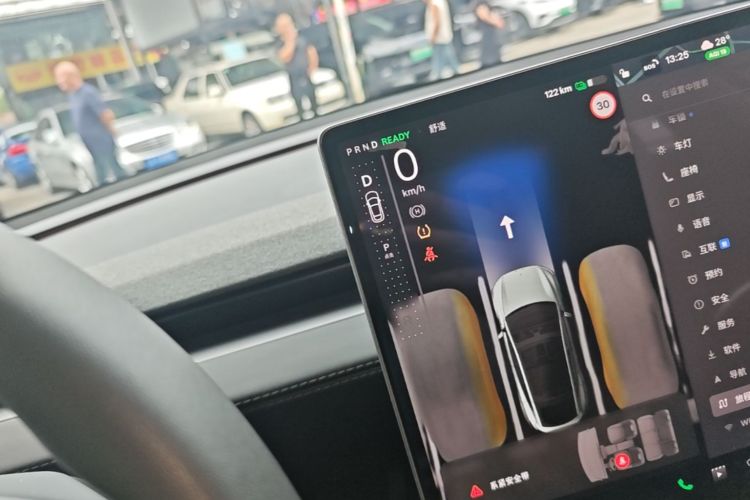 Tesla Model Y 2025 #14 Tesla Model Y 2025 car image #14