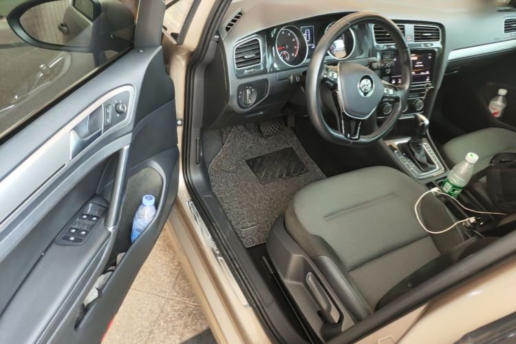 Volkswagen Golf 2019 car image #16