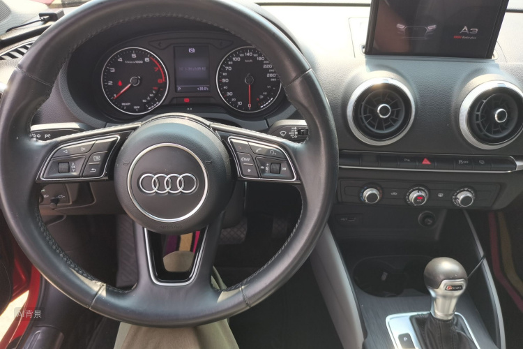 Audi A3 2018 car image #11