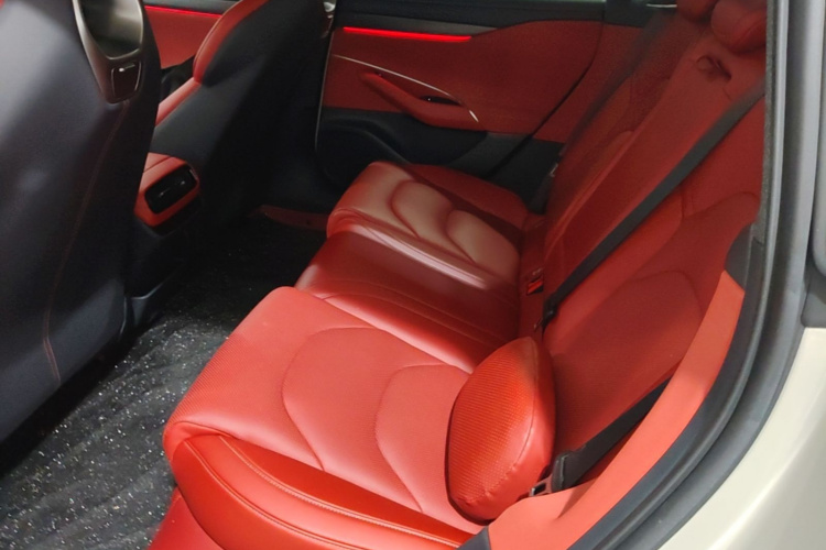 MI SU7 2025 immagine di auto #17