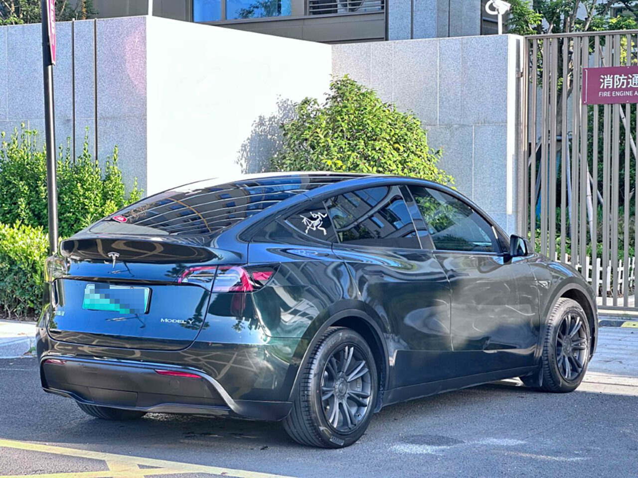 Tesla Model Y 2023 car image #9