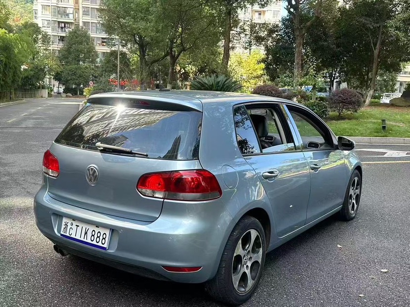 Volkswagen Golf 2010 car image #6