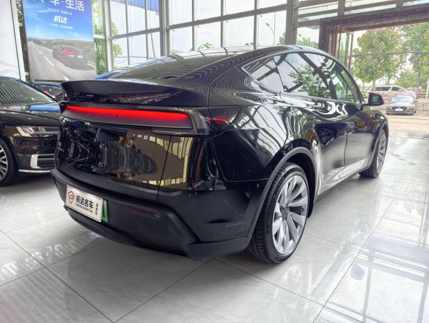 Tesla Model Y 2025 #6 Tesla Model Y 2025 car image #6