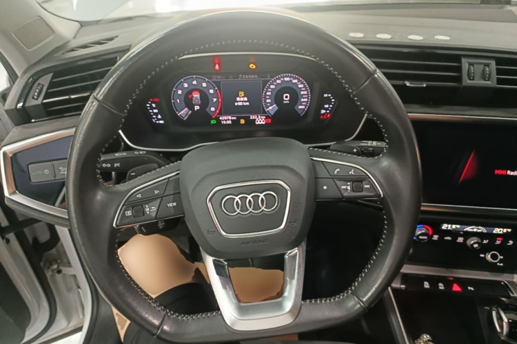 Audi Q3 2019 car image #11
